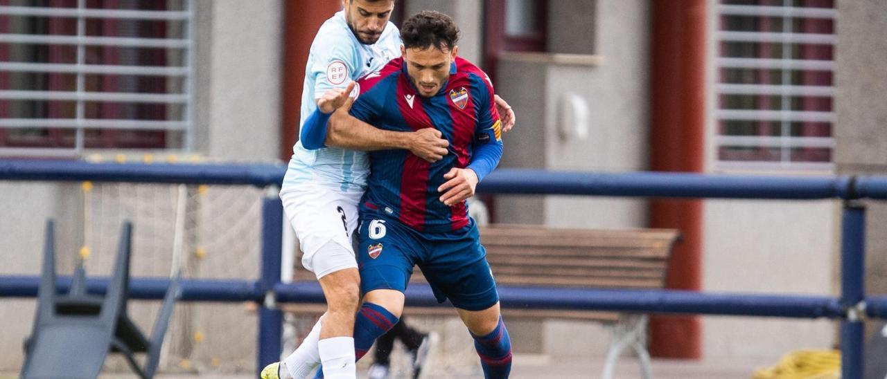 Romera trata de quitarle el balón a Kochorashvili