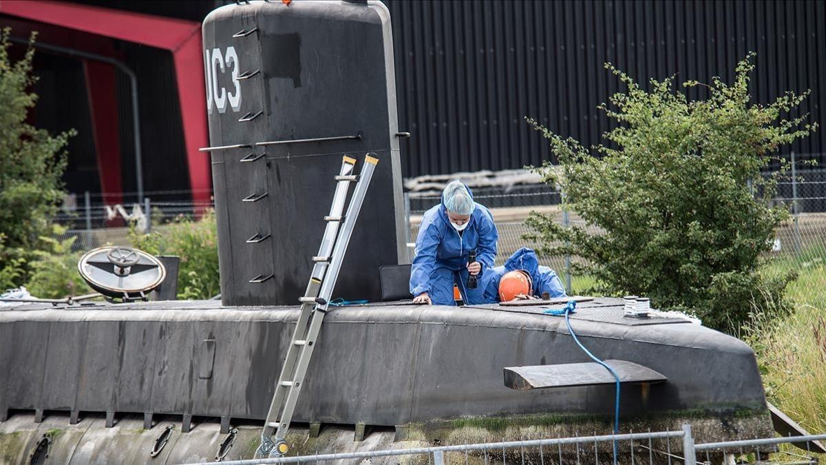 Técnicos de la policía danesa investigan y recogen pruebas en el submarino 'Nautilus', fabricado por Peter Madsen, en agosto del 2017.
