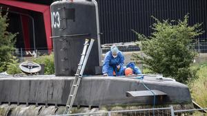 Técnicos de la policía danesa investigan y recogen pruebas en el submarino ’Nautilus’, fabricado por Peter Madsen, en agosto del 2017.