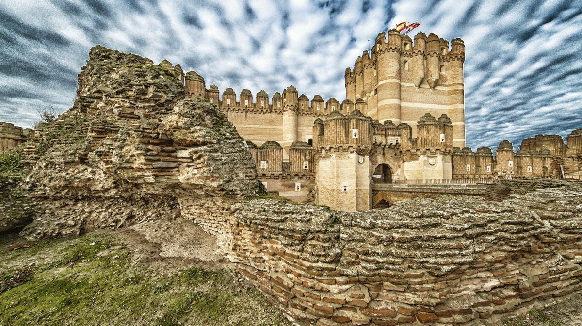 La fortaleza está rodeada por un profundo sistema defensivo