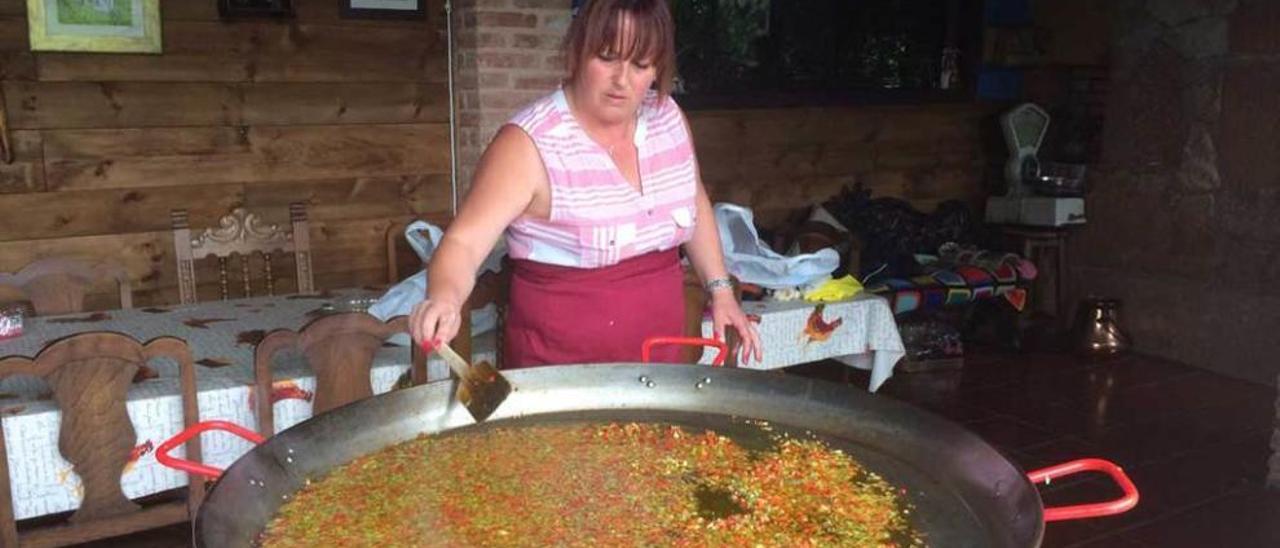 María Jesús Suárez García, ayer, preparando el acompañamiento de las llámparas, en Güerres.