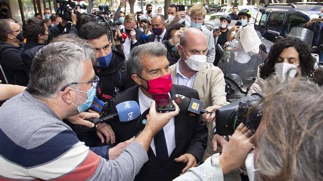 Joan Laporta, presidente del FC Barcelona, atendiendo a los medios de comunicación tras su reunión con Koeman