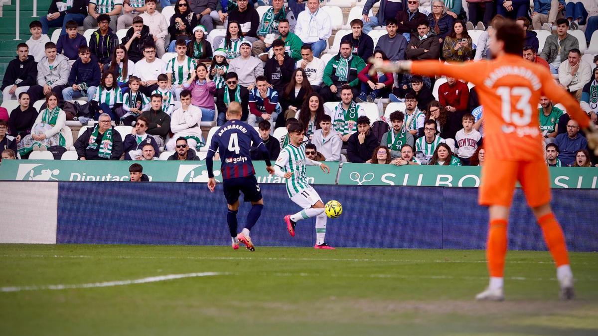 Kevin Medina, durante el encuentro ante el Eibar en El Arcángel.