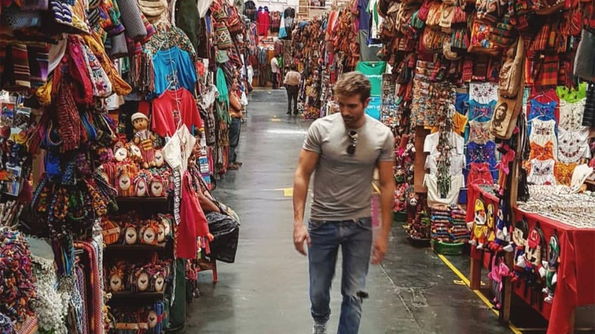 Pablo Alborán de paseo por el mercado
