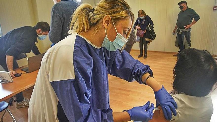 Una dona posant-se la vacuna la setmana passada a Girona.