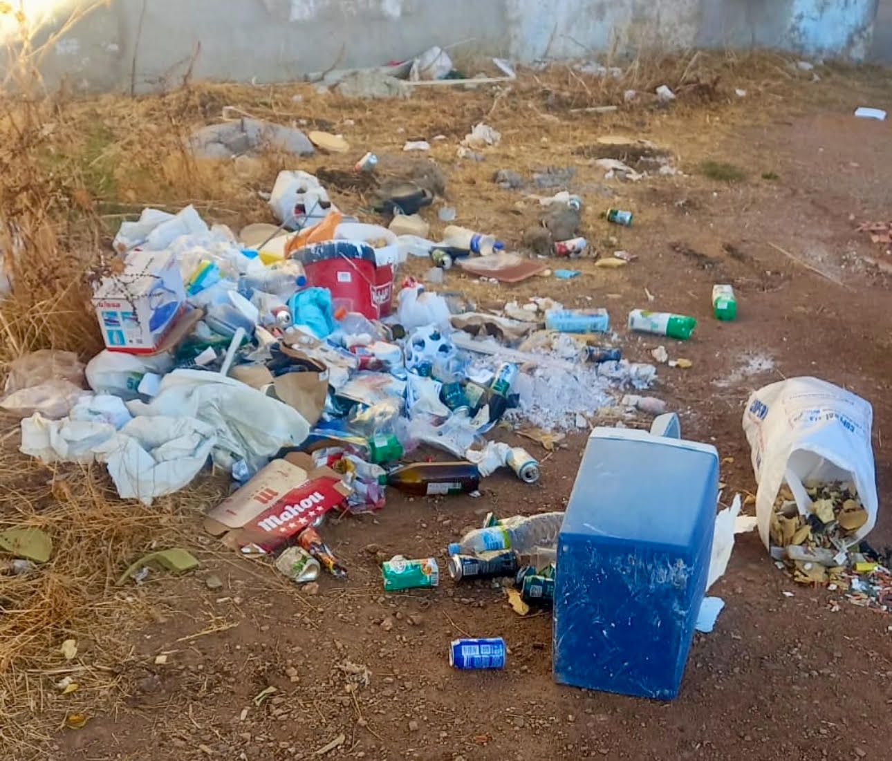 Basura y escombros en Charca Musia.