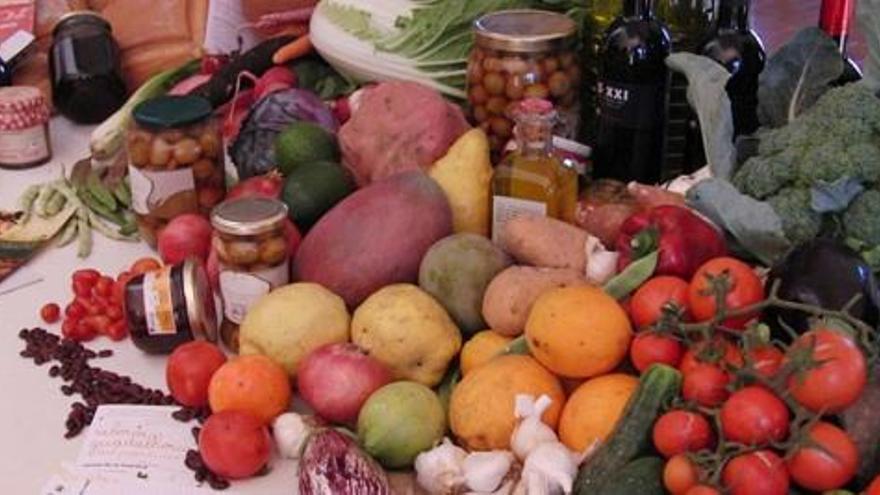 Els beneficis de la dieta mediterrània es deriven especialment de la seva riquesa en fruites, verdures, oli d&#039;oliva, fruita seca, llegums i l&#039;equilibri entre àcids grassos, amb un baix consum de greixos saturats com els que tenen origen animal