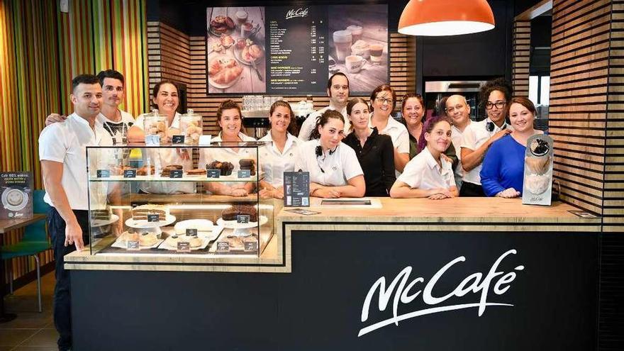 Profesionales que integran la plantilla del McDonald´s de A Grela.