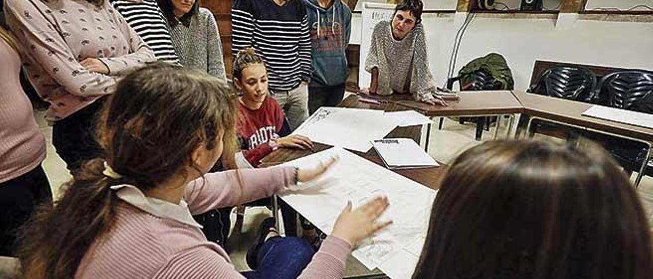 Una de las participantes al taller &#039;Horigents&#039; explica su primer prototipo de modelo ideal de ciudad, mientras los demÃ¡s atienden.