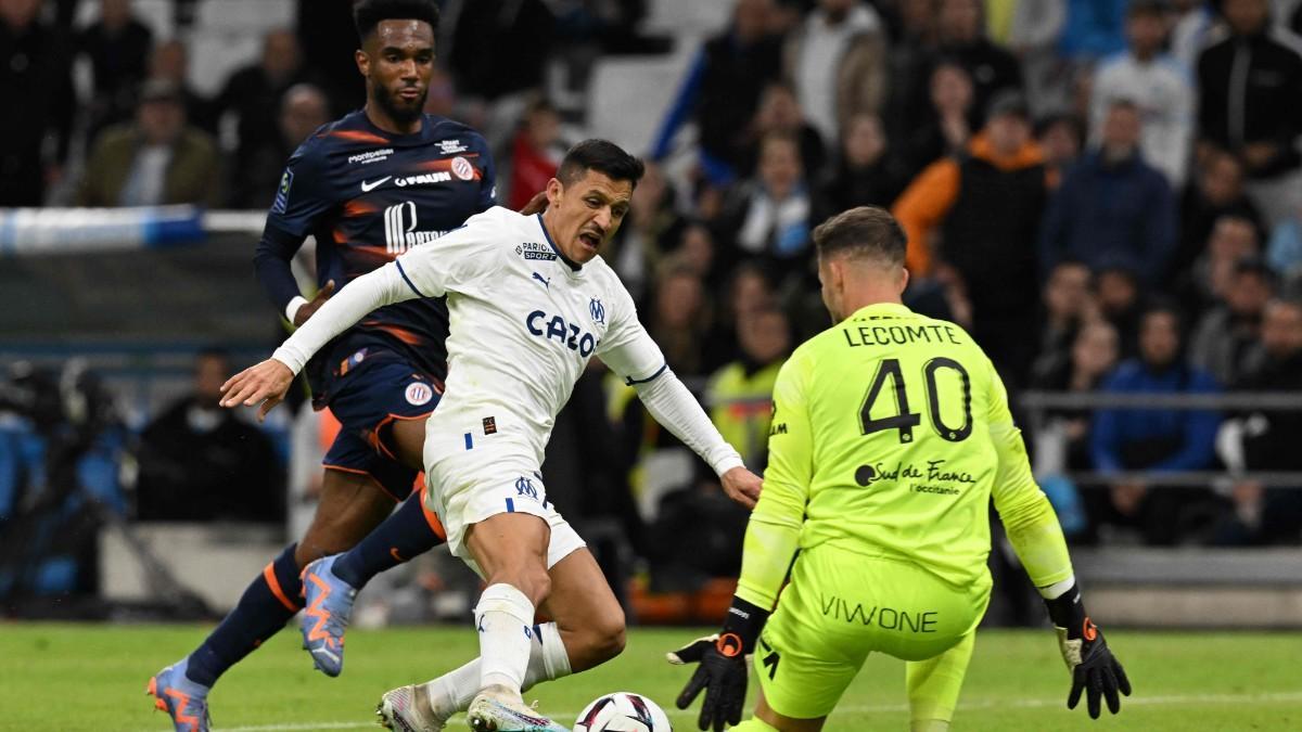 El exbarcelonista Alexis frente al exespanyolista Lecompte durante el partido Marsella - Montpellier