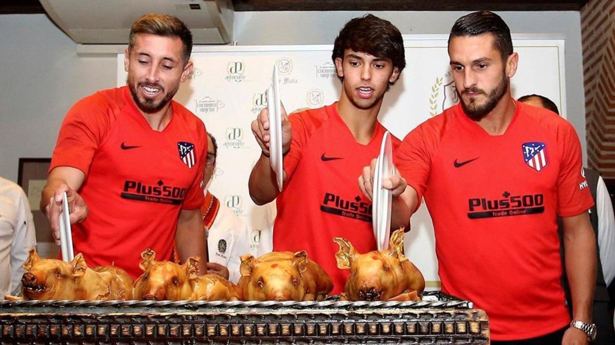 Herrera, Joao Félix y Koke calientan para América