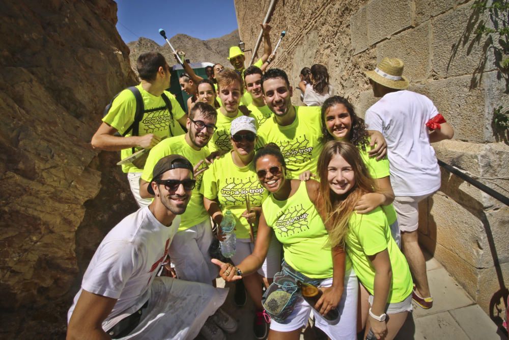 La ermita de San Roque congrega a decenas de personas para comenzar los festejos patronales y de Moros y Cristianos