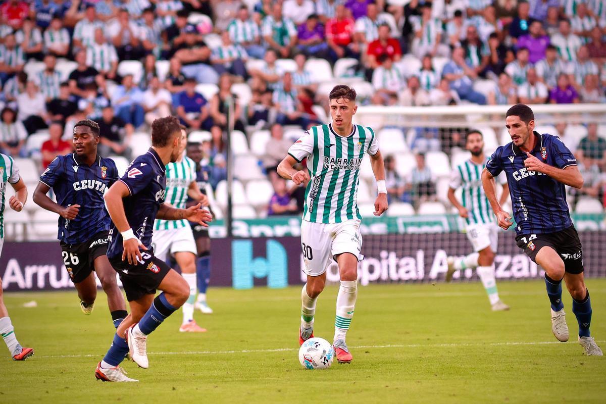 Dani Requena conduce el esférico bajo la presión del exblanquiverde Bodiger, a la derecha, en la primera vuelta.