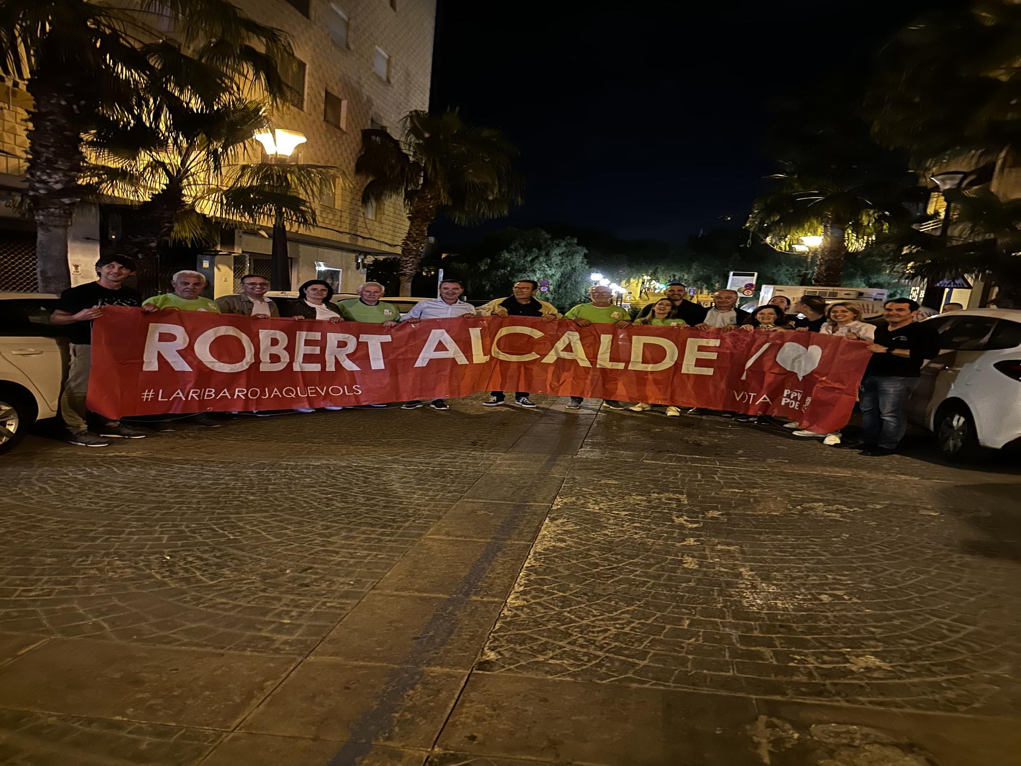 Noche de cuelga de carteles electorales en Camp de Túria