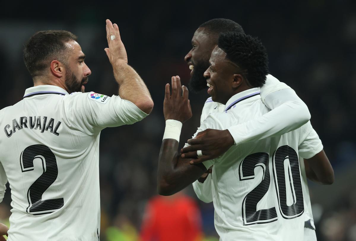 MADRID, 02/02/2023.- El delantero del Real Madrid Vinicius Jr. (d) celebra su gol durante el partido de la jornada 17 de LaLiga que Real Madrid y Valencia CF disputan este jueves en el estadio Santiago Bernabéu. EFE/Kiko Huesca