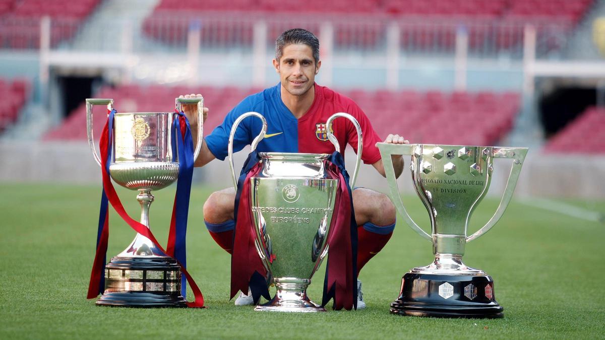 Sylvinho posa con el triplete del Barça 2008-09 en el Camp Nou.