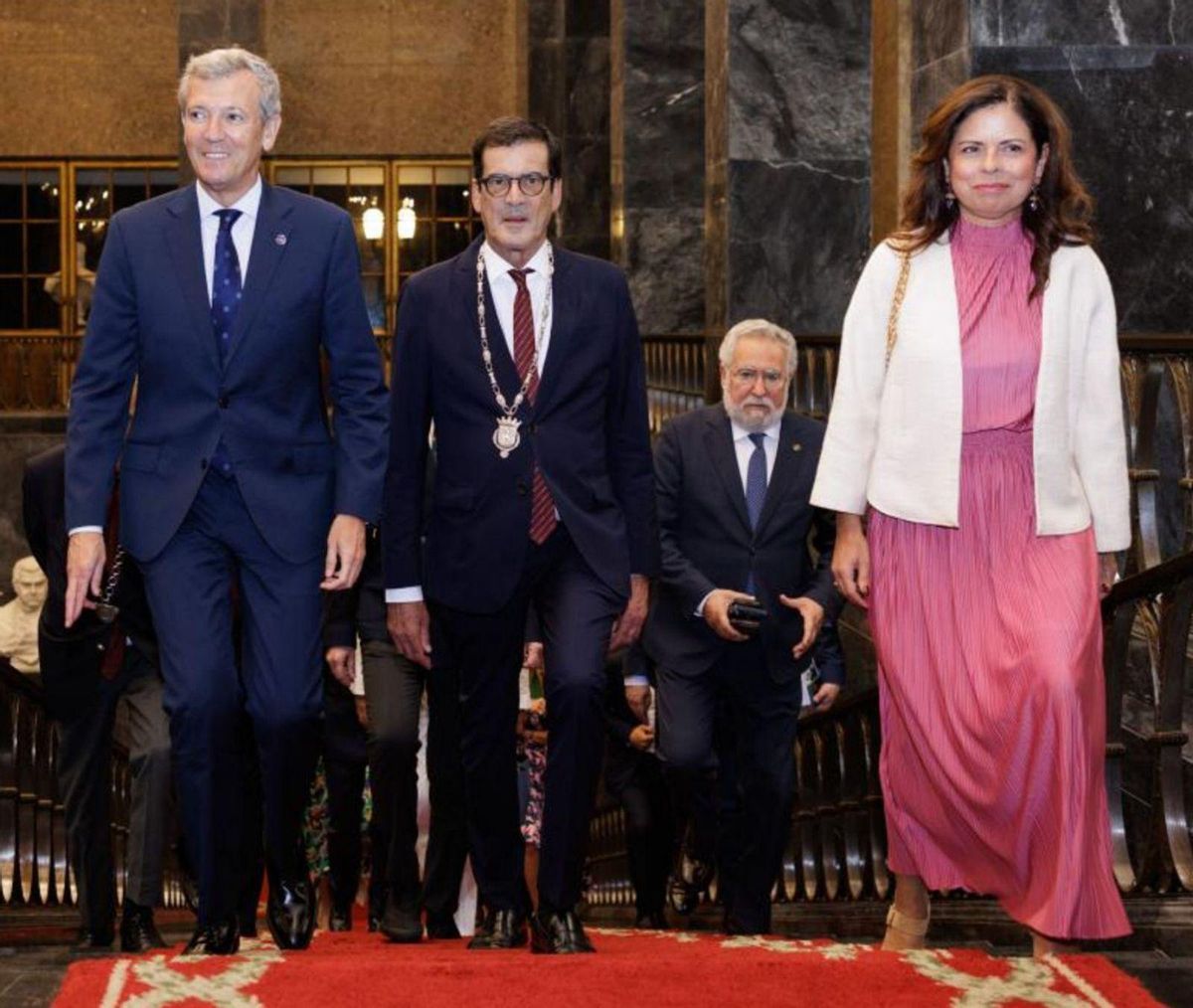 Alfonso Rueda, Rui Moreira y Marta Coloret, mujer del presidente de la Xunta, y, detrás, el presidente del Parlamento gallego, Miguel Santalices, este lunes, en Oporto. | LOC
