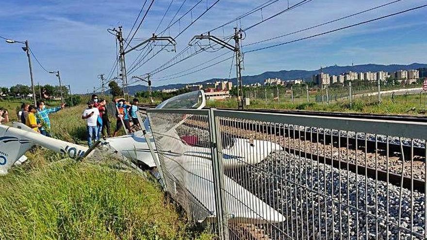 Una ferida en caure una avioneta sobre les vies a Sabadell