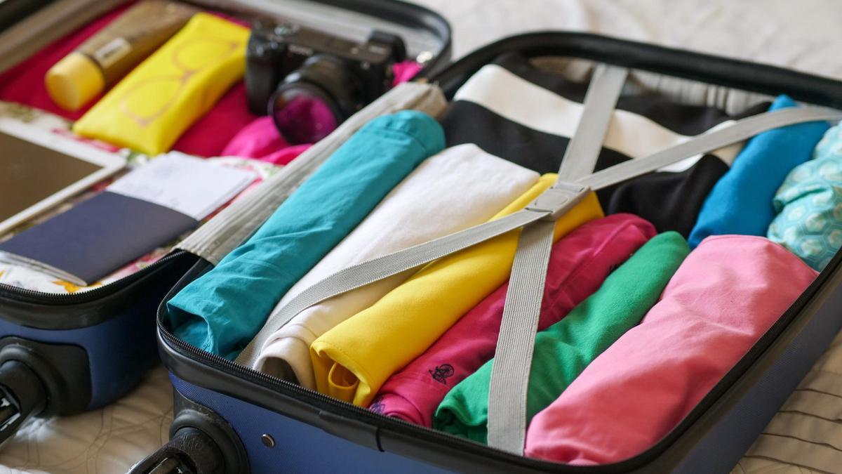 Cómo doblar la ropa en la maleta: el truco infalible para que ocupe menos y no se arrugue.
