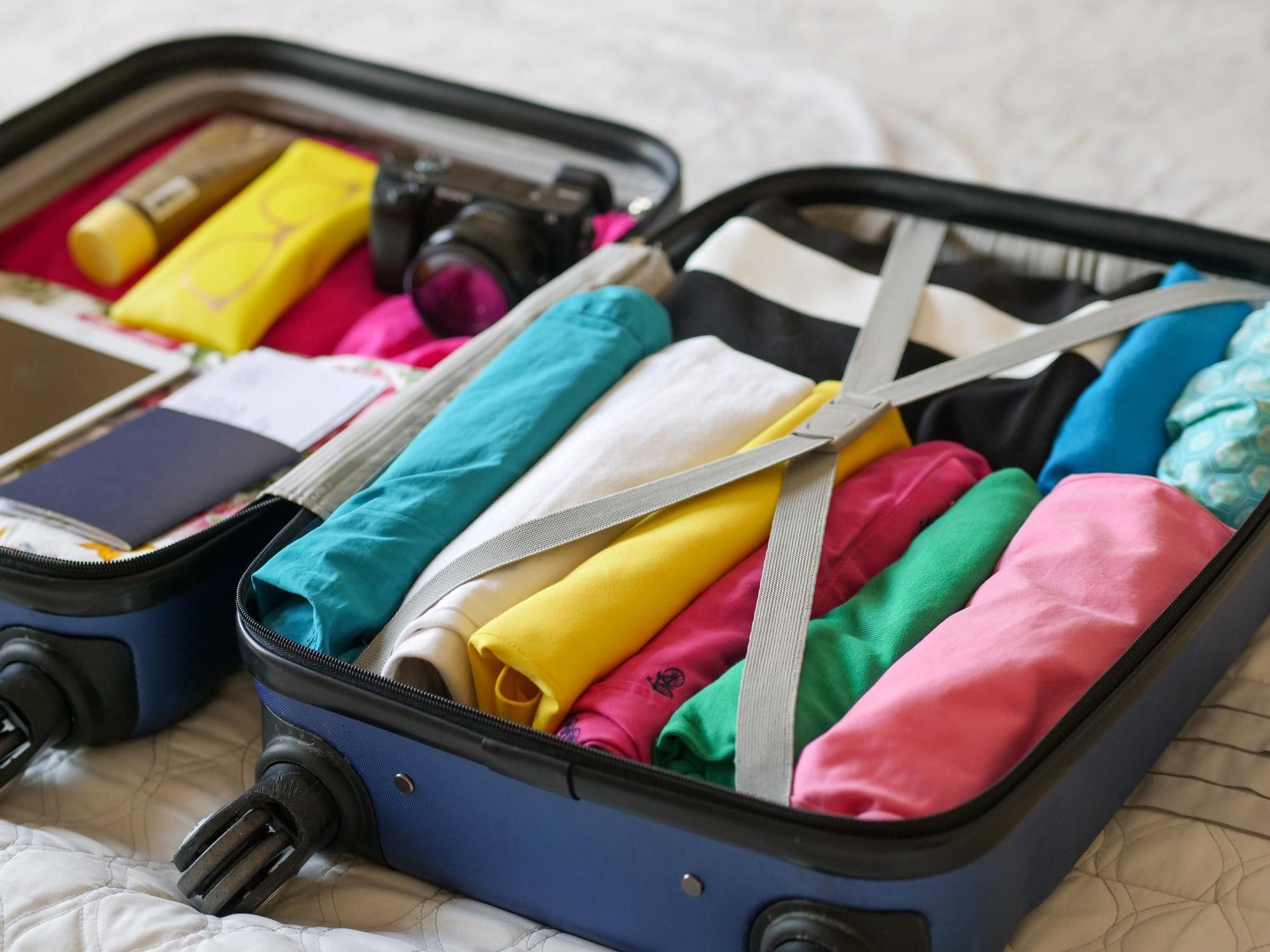 Cómo doblar la ropa en tu maleta para ahorrar espacio