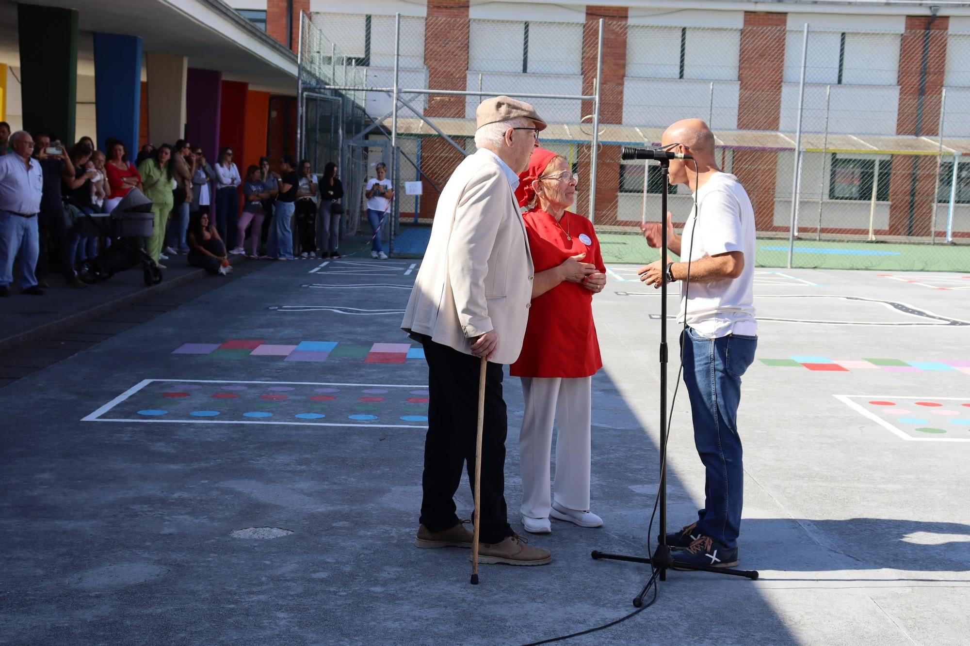 El homenaje a Rosa Isorna Portugués, que se jubila a los 72 años después de 46 ejerciendo como cocinera y «segunda madre» en el CPI Progreso de Catoira.