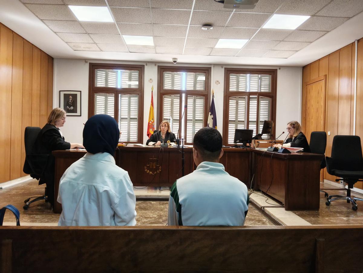 El acusado, junto a la intérprete, ayer en el juicio.