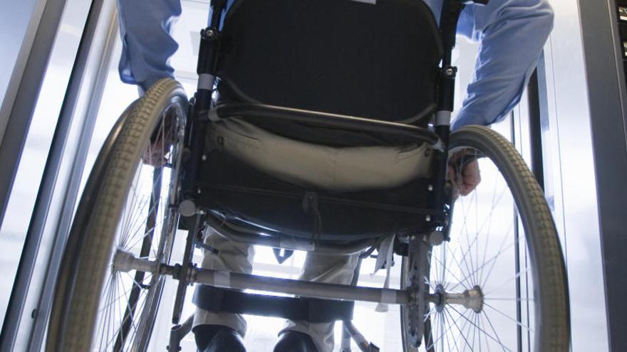 Una persona con movilidad reducida en una imagen de archivo