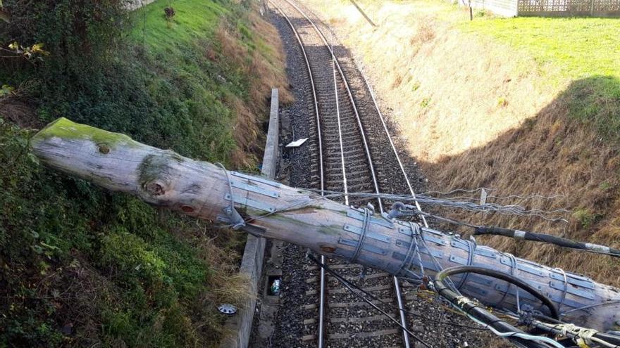 Un camión tira dos postes sobre la vía y obliga a cortar un carril en Miño