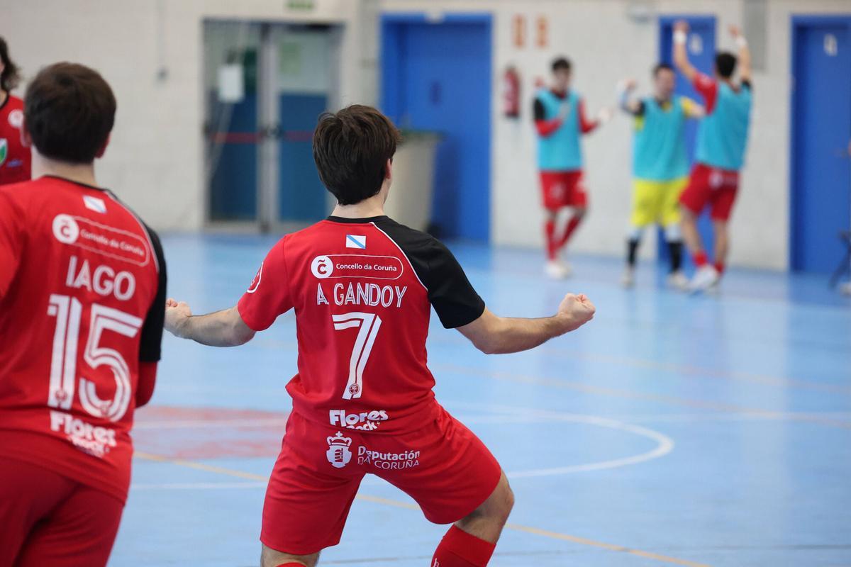 Álvaro Gandoy celebra un gol del 5 Coruña en Novo Mesoiro esta campaña
