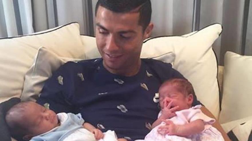 Cristiano Ronaldo presenta a sus gemelos