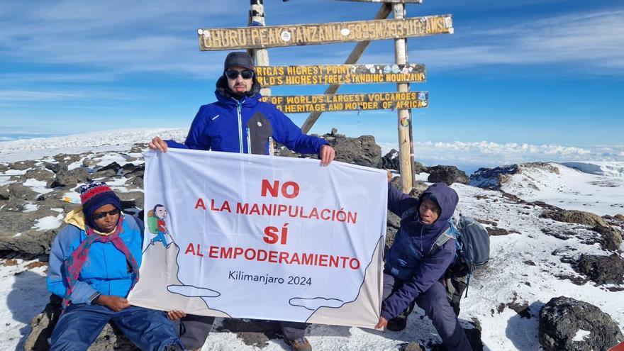 El montañero con sordoceguera Javier García Pajares sube a lo más alto del Kilimanjaro