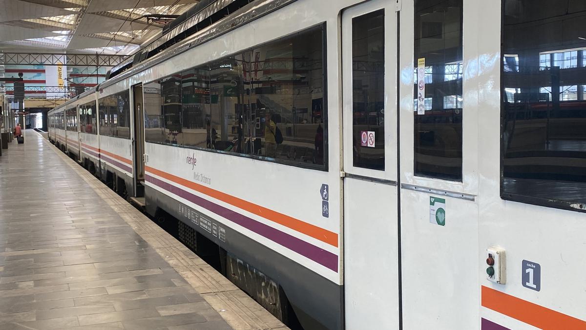 Un tren de Media Distancia en la estación de Delicias.