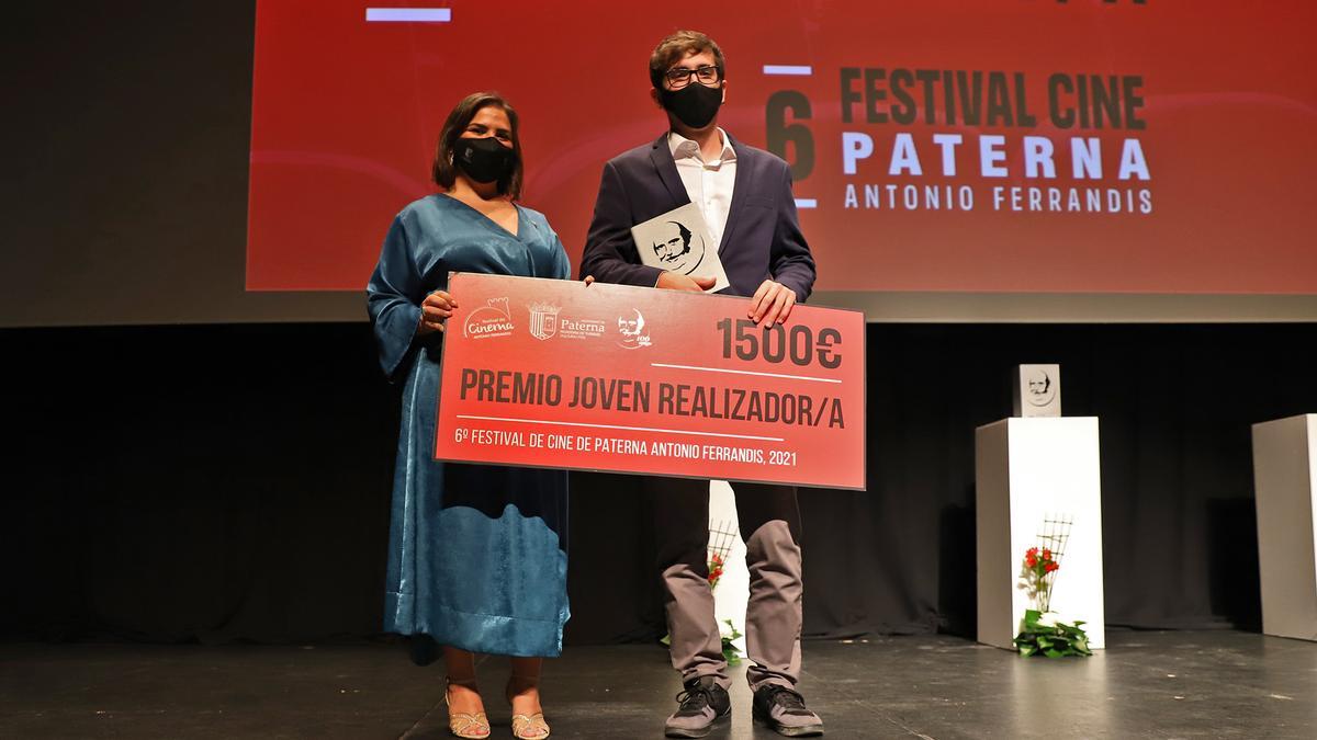 Entrega del premio de la edición anterior.