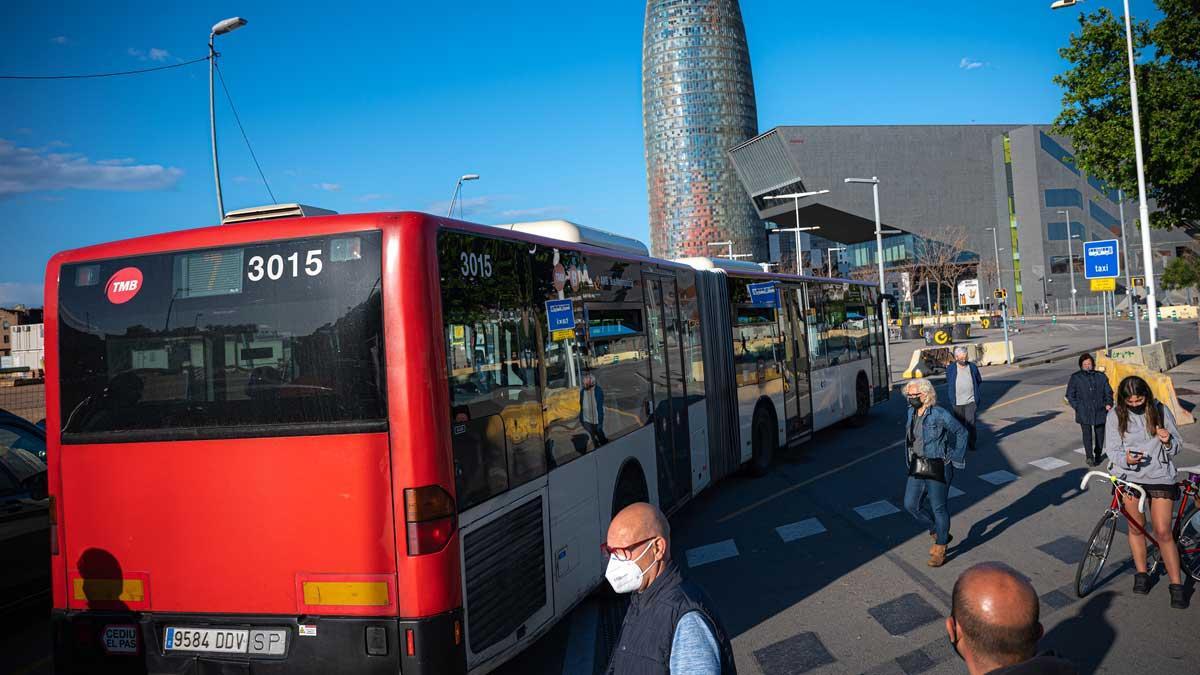 Un autobús en la plaza de las Glòries de Barcelona