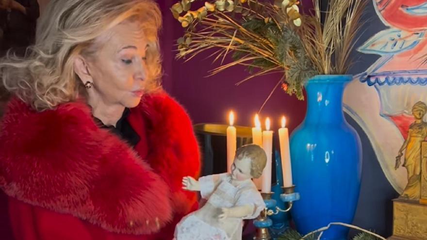 Mayren Beneyto presenta a su niño Jesús mientras se prende fuego su casa