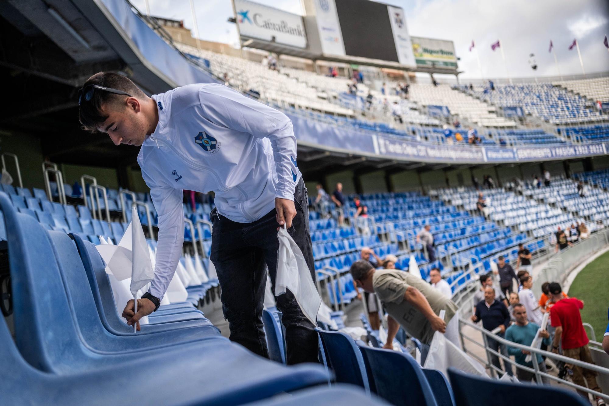 Preparación del tifo gigante para el partido CD Tenerife - UD Las Palmas