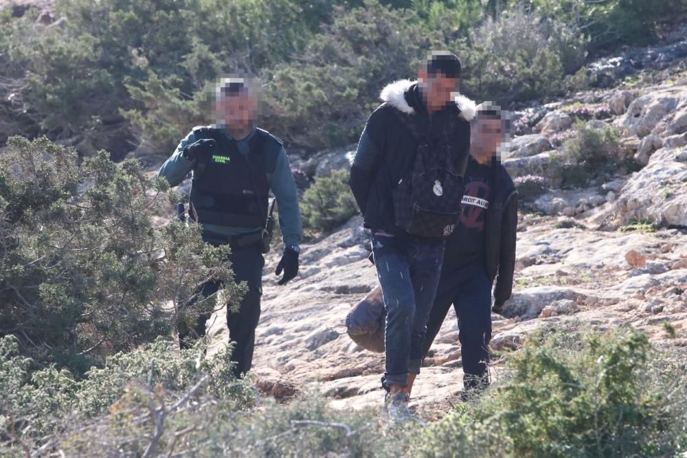Inmigrantes detenidos tras llegar en patera a Ibiza