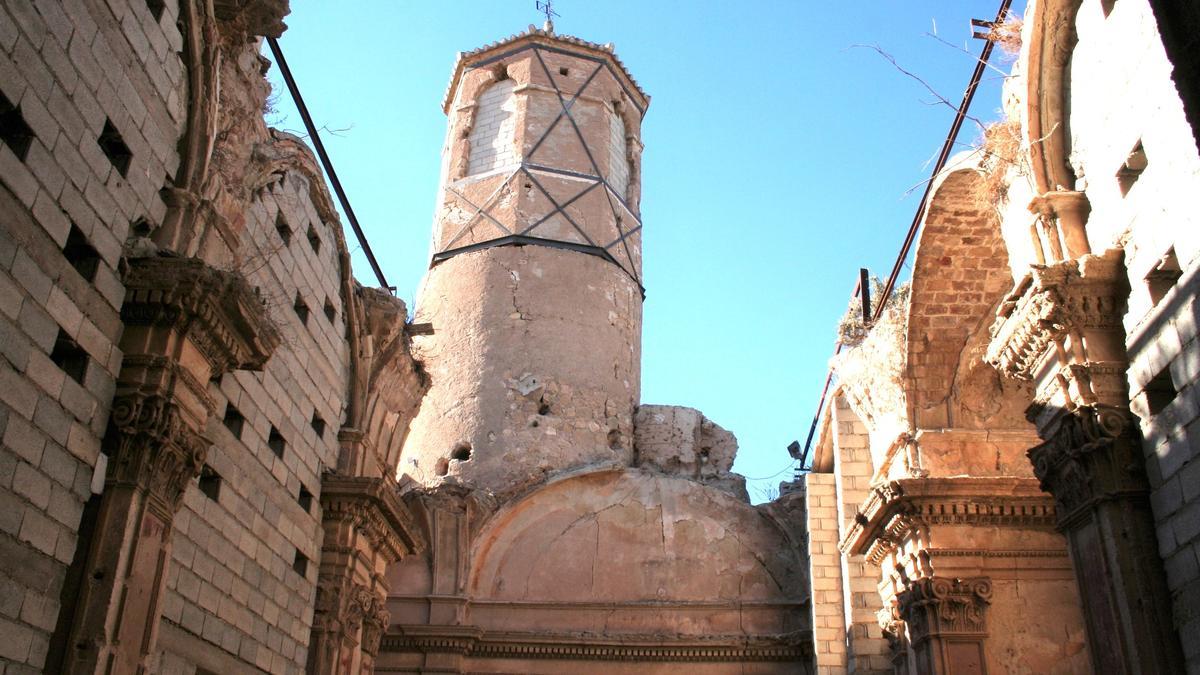 Nave central de la antigua iglesia de San Juan desde la que se puede contemplar la torre por la pérdida de la techumbre hace años.