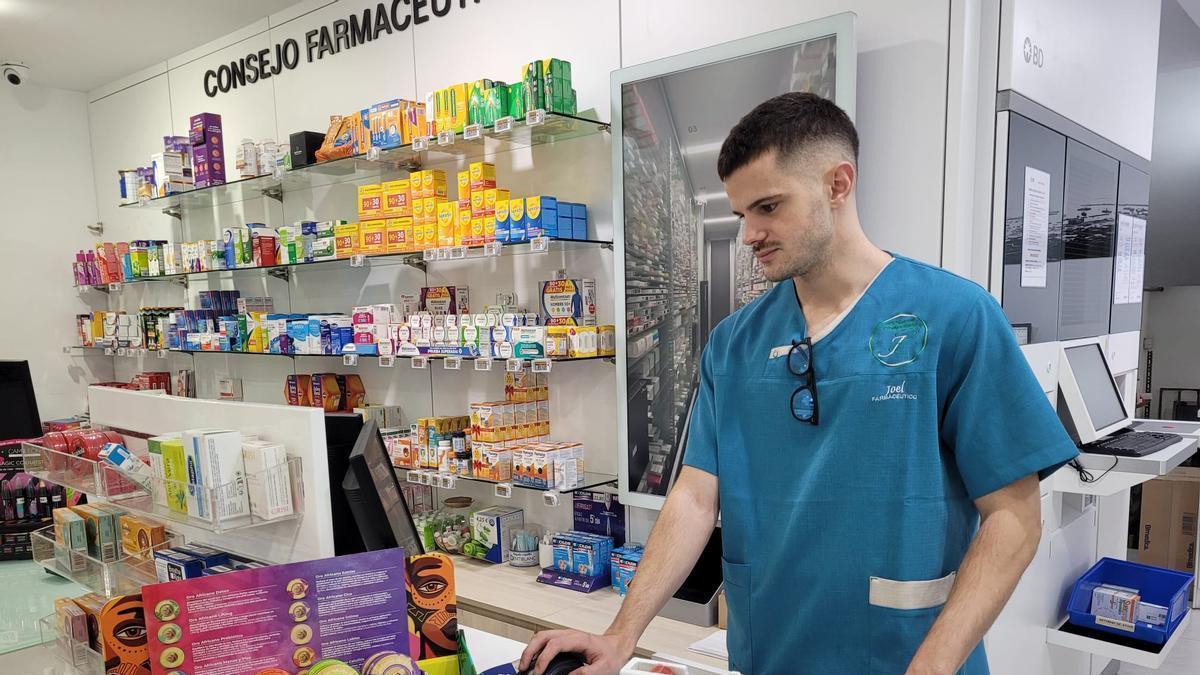 Joel García trabaja en la farmacia de Juan Rejón, que estuvo de guardia durante el apagón.