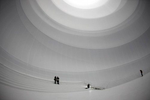 Periodistas observan la última obra de arte de Christo "Gran caja de aire" en Oberhausen