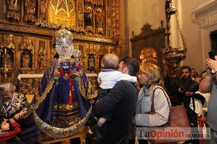 Los niños pasan por el manto de la Fuensanta