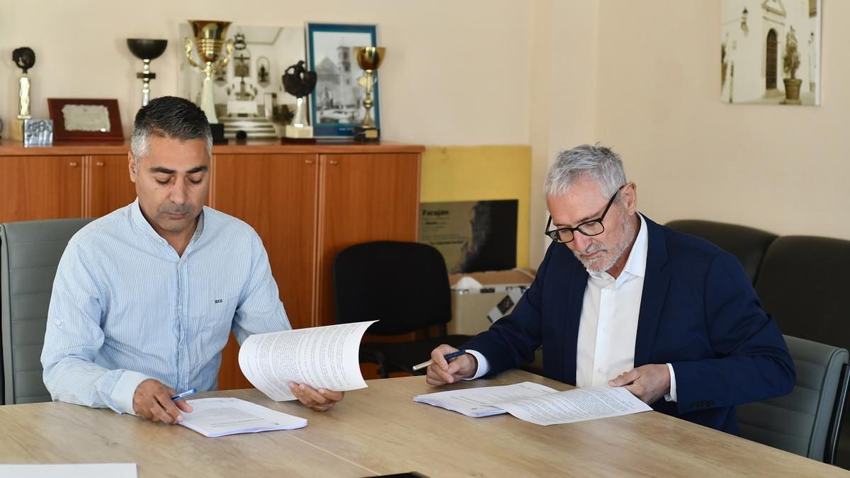 El alcalde de Faraján, Rogelio Barragán, y el administrador de Gestión Profesional, Rafael Peinado, firman el contrato.