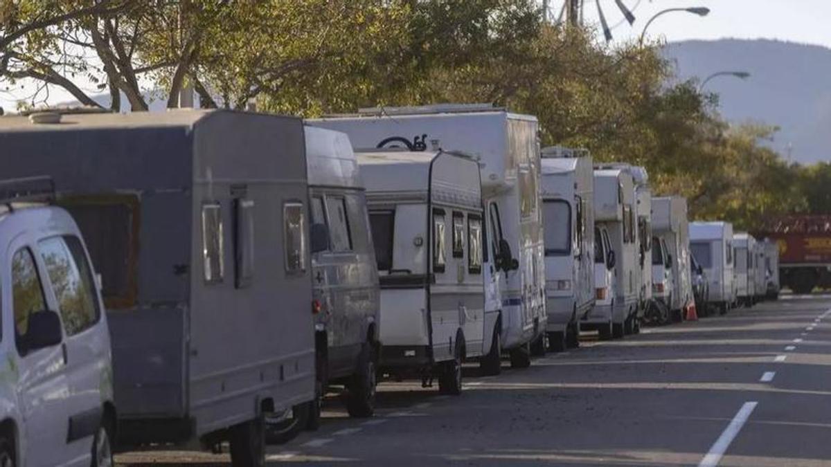 Zahlreiche Menschen müssen auf Mallorca inzwischen in Wohnmobilen leben, wie hier in Son Güells, weil sie sich die Miete nicht mehr leisten können.