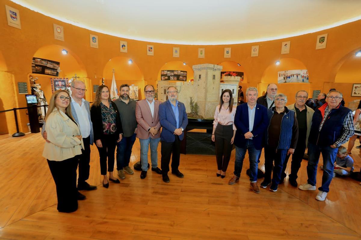 Los cargos de Moros y Cristianos junto a la concejala, Inma Mora, y el presidente de la asociación de Belenistas, Francisco Guilabert.