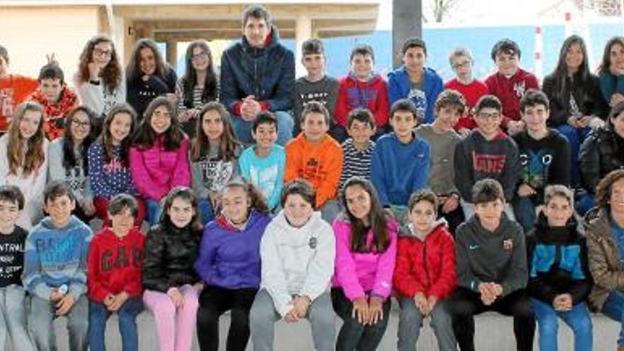 Flis i Mayot, del Bàsquet Manresa, visiten l&#039;escola Monsenyor Gibert de Sant Fruitós