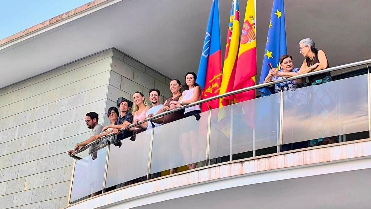 Ediles de Benirredrà en el acto de izado de la nueva bandera, el día 15.