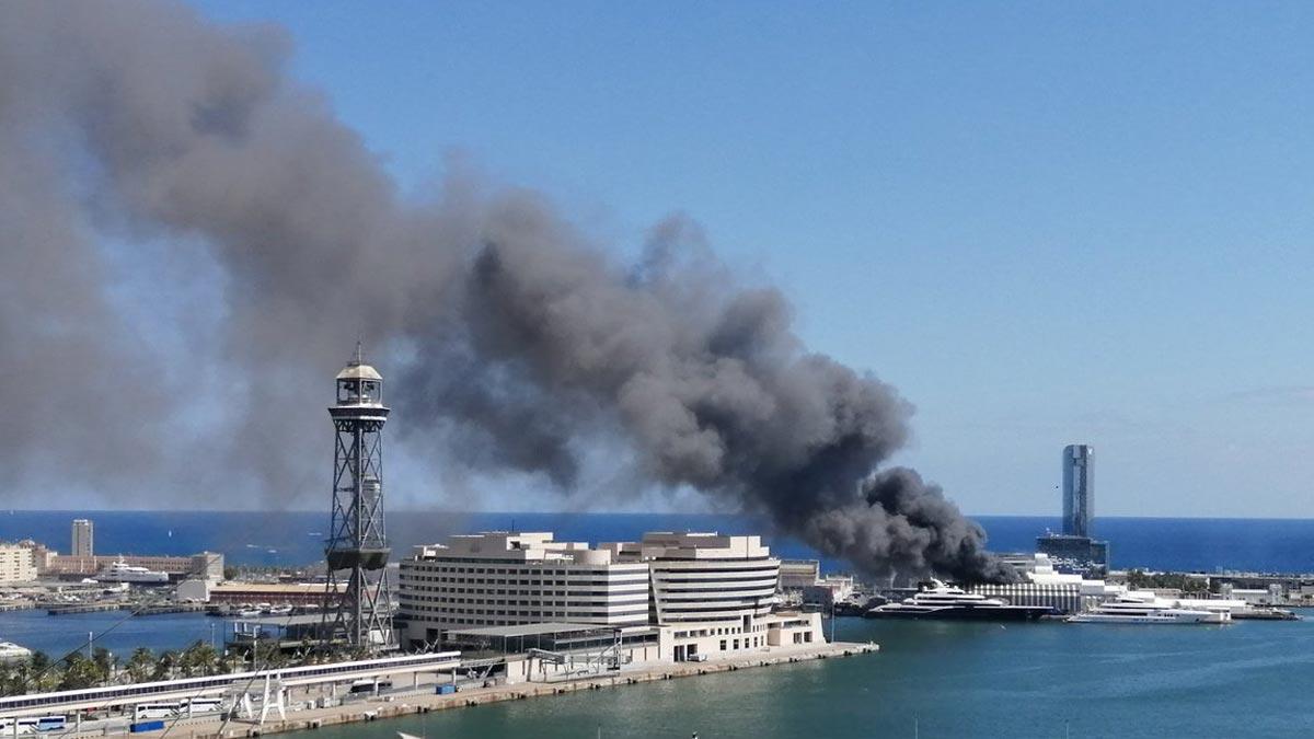 Incendio en el puerto de Barcelona.