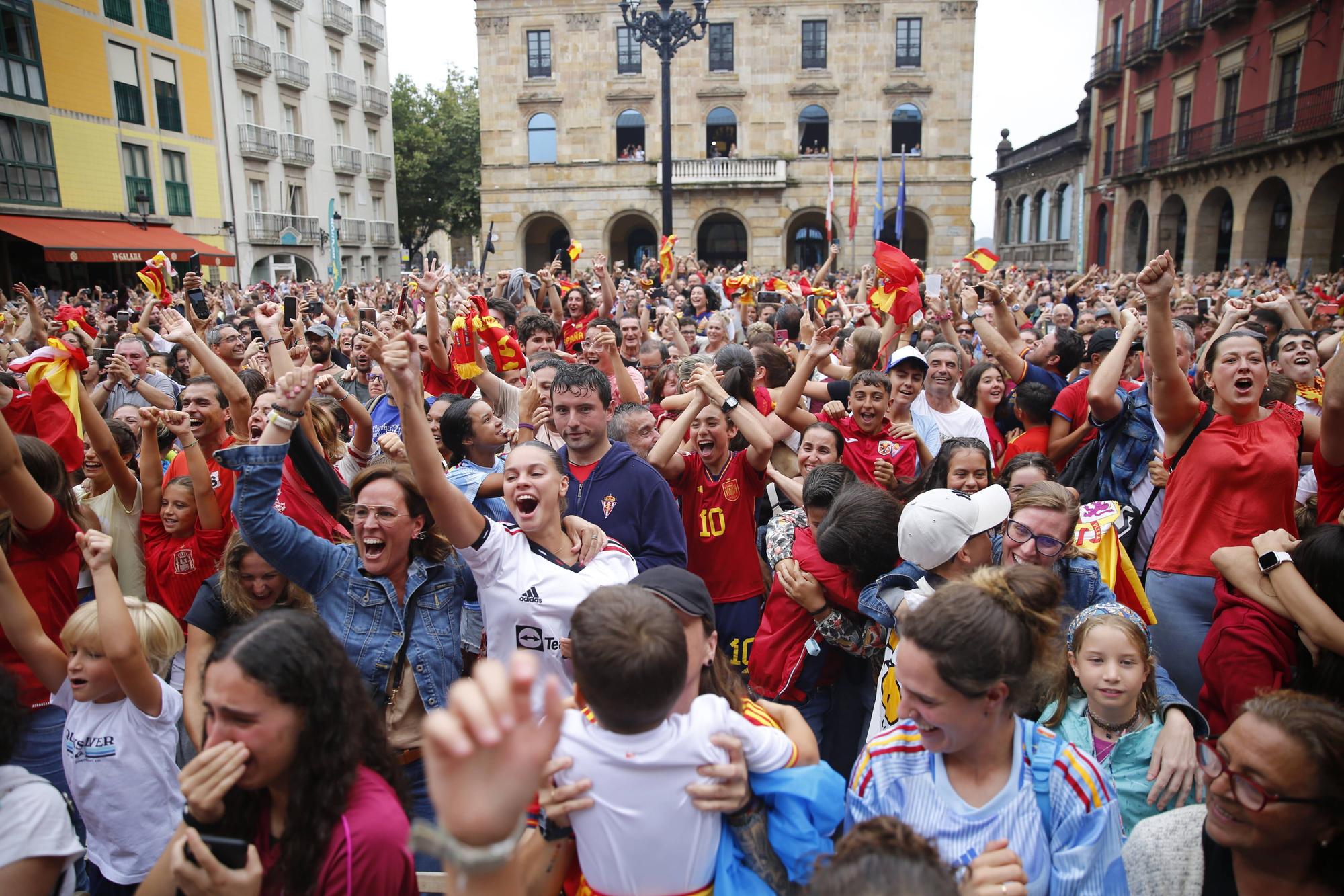 Gijón se vuelca (pese a la lluvia) animando a España en la final del Mundial de fútbol femenino