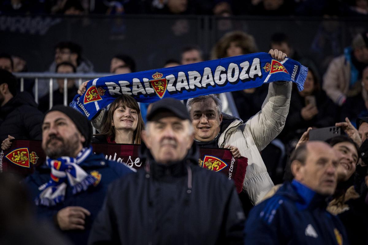 Varios aficionados del Real Zaragoza, en el Ibercaja Estadio durante el partido contra el Eibar.