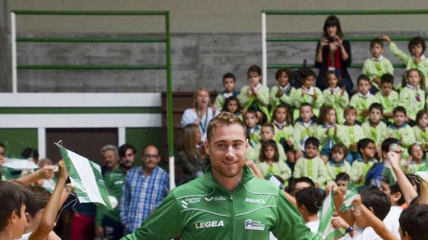 Marc Coy, en la recepción en el colegio Liceo La Paz tras ganar la Supercopa de España.